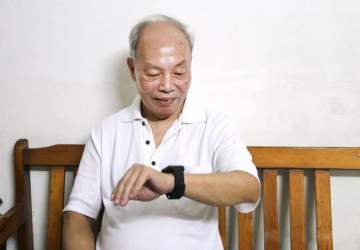 <b>政府智慧養(yǎng)老新政暖民心 長者力贊＂全家康平安通＂</b>