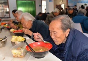 <b>廣州全面深化社區(qū)居家養(yǎng)老服務(wù)改革 助餐點已覆蓋92%街鎮(zhèn)</b>