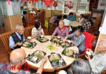 為了兒子，廣州81歲老人當義工！這群老人太勵志